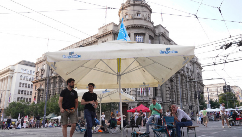 Ispred Vlade Srbije nastavljen protest neformalne grupe zaposlenih na univerzitetu
