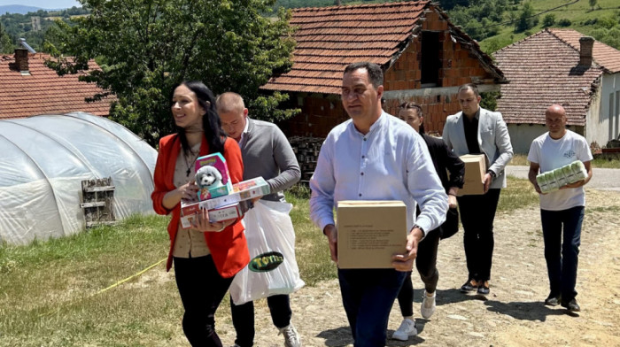 Ministarka za brigu o porodici i demografiju  obišla opštinu Bujanovac i uručila poklone i paket humanitarne pomoći