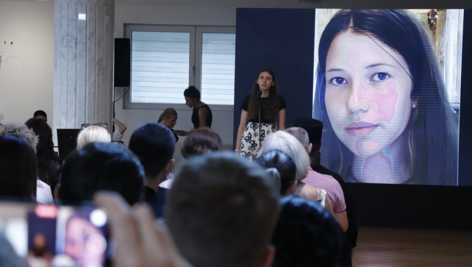 Fondacija devojčice stradale u "Ribnikaru", Angelina, poklonila maturske haljine i odela za decu bez roditelja