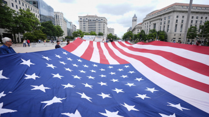 Na dan vojne parade u Vašingtonu, hiljade protestuju protiv Trampa širom Amerike