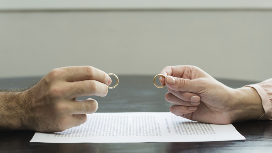 Razvodi traju godinama: Žene "zarobljene u braku" dobijaju decu sa novim partnerima, a ocem se smatra zakoniti muž