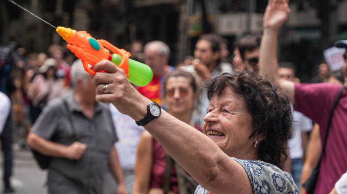 Neobičan simbol protesta protiv masovnog turizma - pištolji na vodu