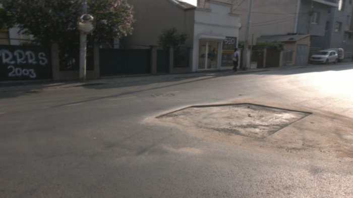 Proverili smo kako izgleda asfalt kroz koji je propao kamion: Vozači i dalje zaobilaze taj deo