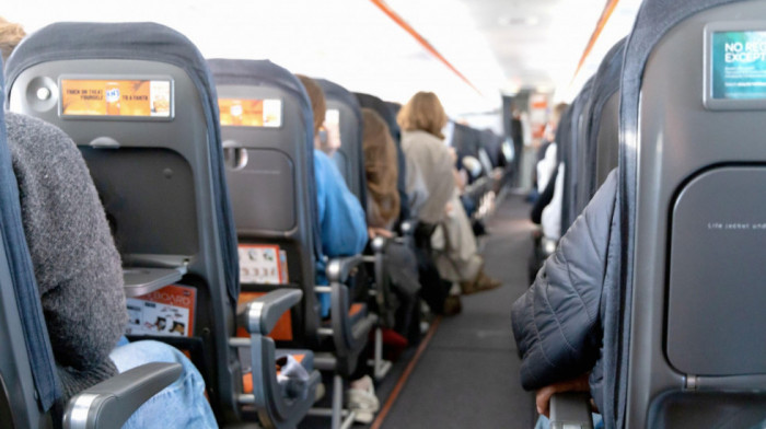 Panika u avionu: Dečak (16) šalom o svojoj muškosti uzbunio ceo aerodrom, strahovalo se od eksplozije