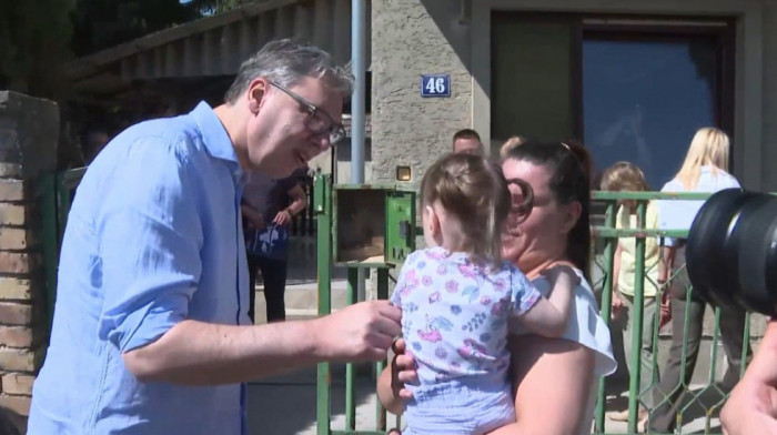 Vučić obišao porodicu koja je rešila stambeno pitanje zahvaljujući kreditu za mlade