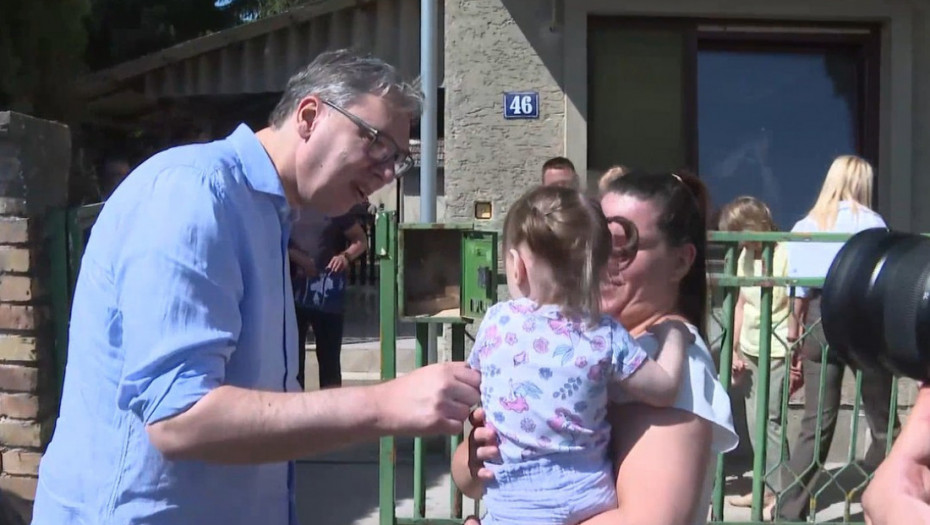 Vučić obišao porodicu koja je rešila stambeno pitanje zahvaljujući kreditu za mlade