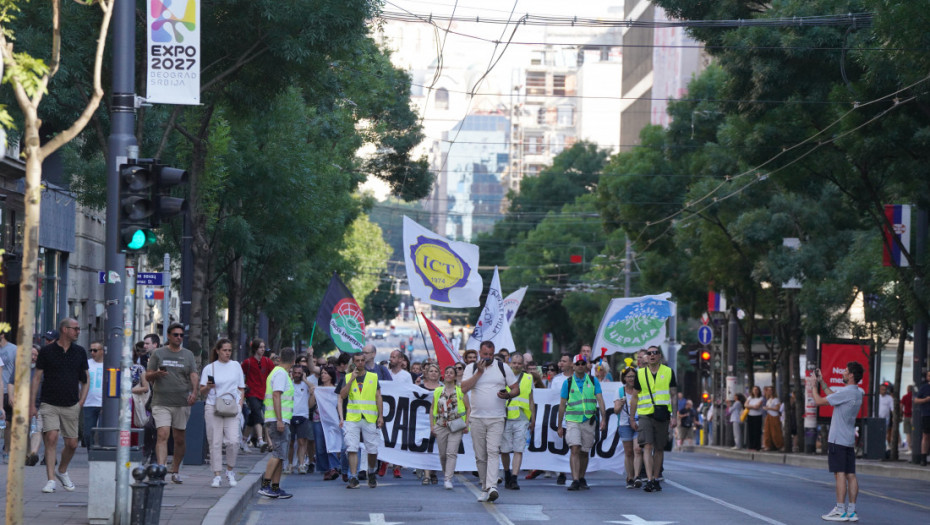 Protest ispred sedišta RIK-a: Demonstranti izneli tri zahteva