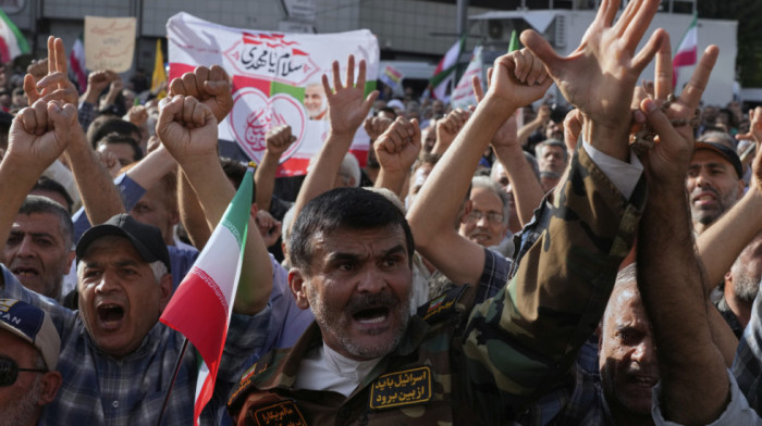 Četvrti dan protesta u Iranu zbog rasta troškova života: Demonstranti pokušali da upadnu u lokalnu vladinu zgradu