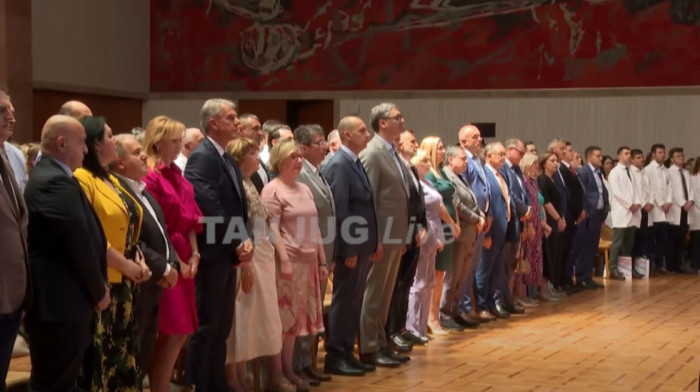 Uručenja ugovora o radu diplomcima medicinskih fakulteta i škola, prisustvuje Vučić