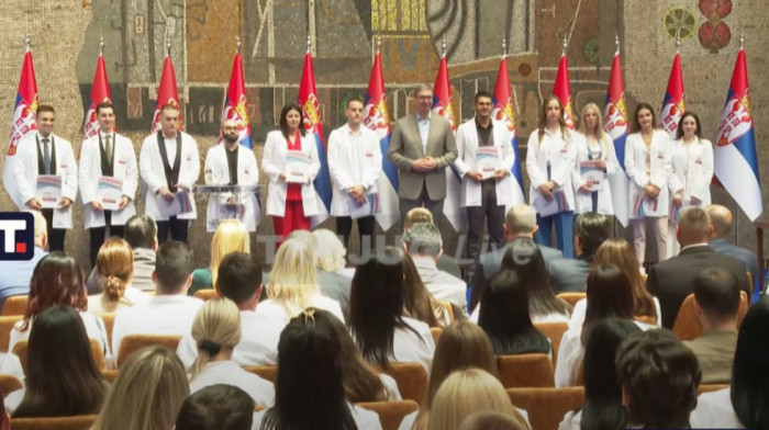 Vučić uručio ugovore najboljim medicinarima: "Ne pristajte na prosečnost, odgovornost je ključ"