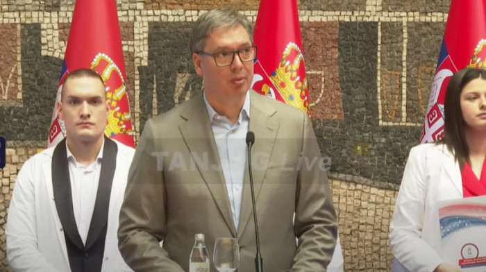 Vučić uručio ugovore najboljim medicinarima: "Ne pristajte na prosečnost, odgovornost je ključ"