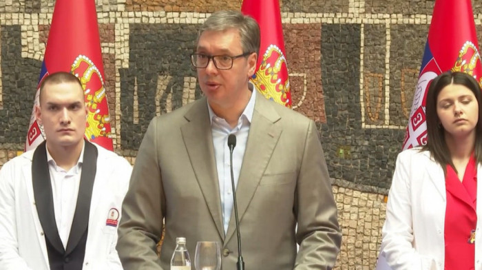 Vučić uručio ugovore najboljim medicinarima: "Ne pristajte na prosečnost, odgovornost je ključ"