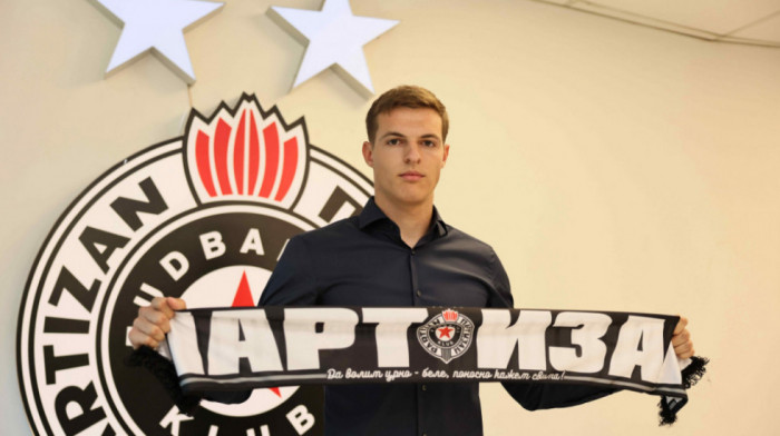 Crnogorski fudbaler Andrej Kostić novi je igrač Partizana, saopštio je danas vicešampion Srbije.