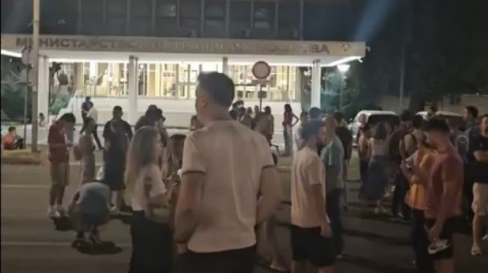 Priveden student Fizičkog fakulteta: Građani blokirali zgradu MUP, pa se okupili ispred Palate Srbije