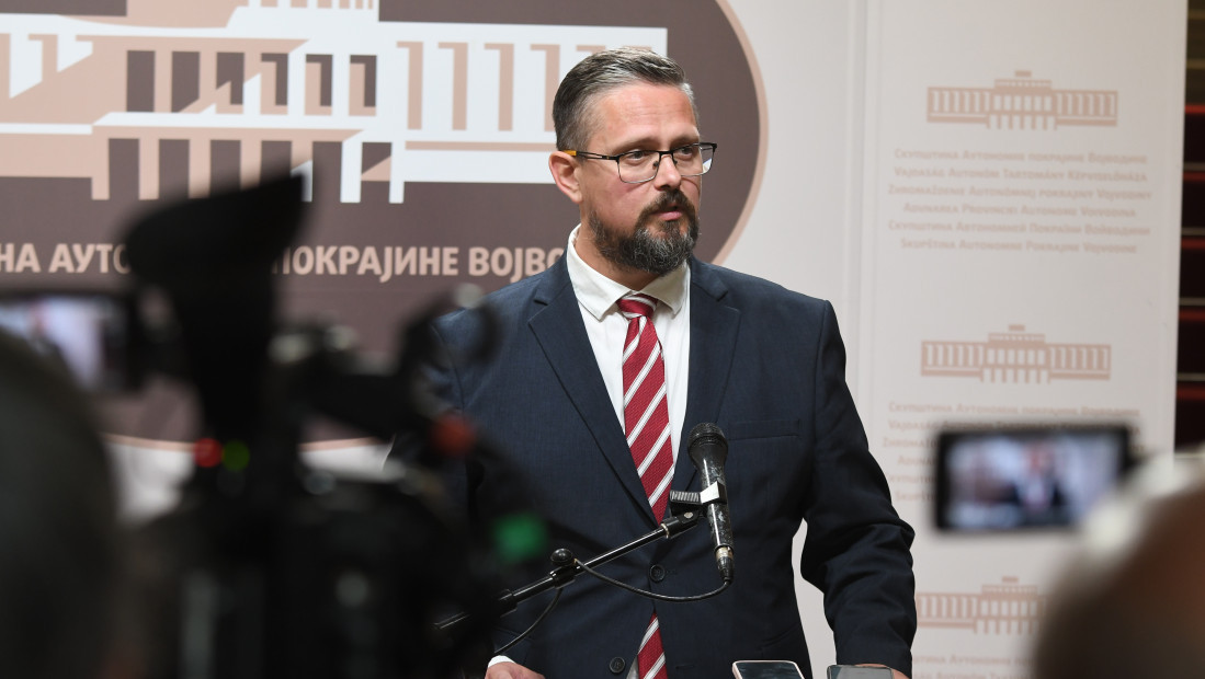 Počela sednica Skupštine Vojvodine: Ispred zgrade se okupila grupa građana i studenata u blokadi