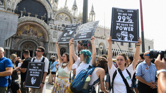 Protesti protiv venčanja Bezosa u Veneciji - građani blokirali trg, Bezos menja planove (FOTO)