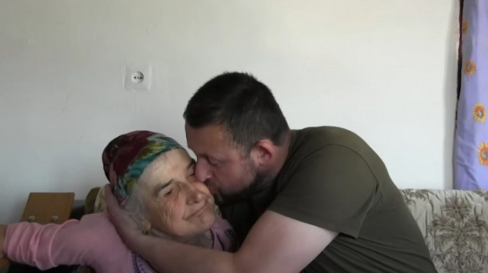 "Danas sam se ponovo rodio": Sin i majka iz Novog Pazara se pronašli posle 40 godina, snimak zagrljaja tera suze na oči