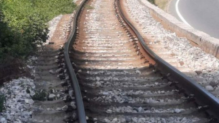 Prizor kao iz filma: Toplotni talas deformisao prugu kao da je od plastelina (FOTO)