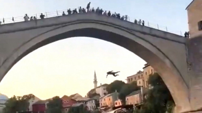 Nakon skoka sa Starog mosta u Mostaru turista napadnut od strane lokalaca (VIDEO)