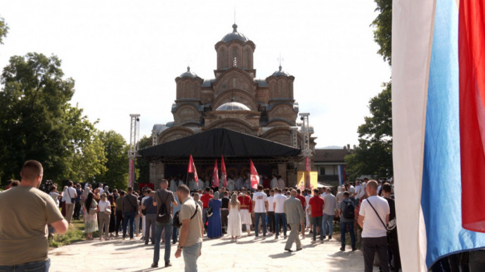 Liturgijom počelo obeležavanje Vidovdana u Gračanici, na Gazimestanu parastos palim borcima