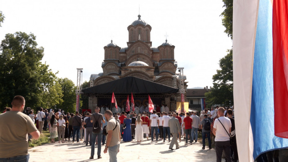 Liturgijom počelo obeležavanje Vidovdana u Gračanici, na Gazimestanu parastos palim borcima