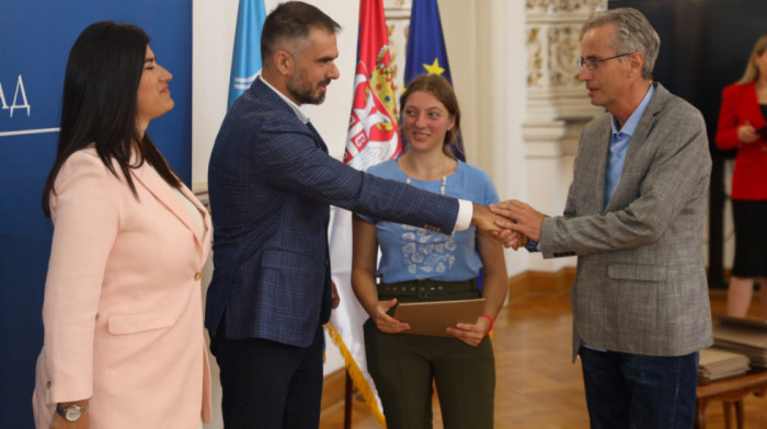 Mićin uručio 444 vidovdanske nagrade najboljim novosadskim učenicima