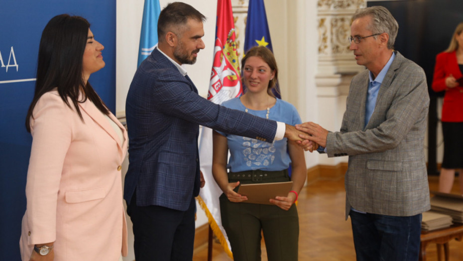 Mićin uručio 444 vidovdanske nagrade najboljim novosadskim učenicima