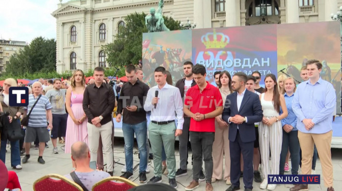 Studenti koji žele da uče organizuju književno veče: Građani se okupljaju ispred Skupštine, stižu i bajkeri