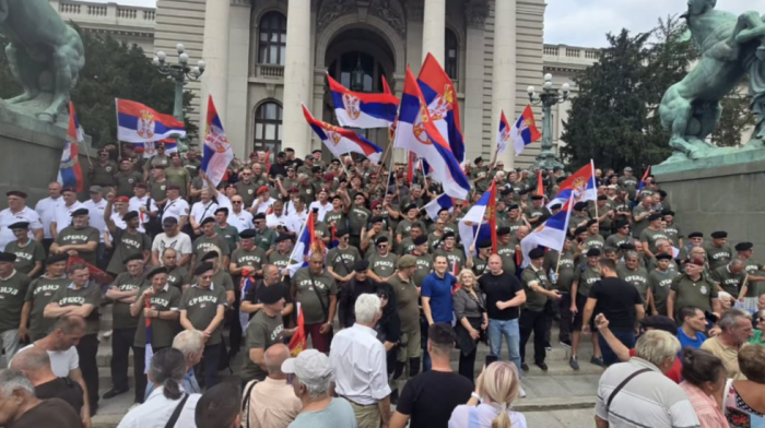 Ispred Skupštine Srbije počelo književno popodne, okupio se veliki broj građana