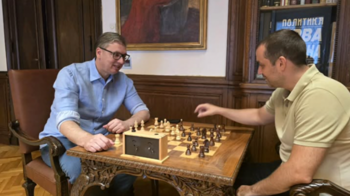 Vučić objavio fotografiju iz Predsedništva na kojoj se vidi kako igra šah