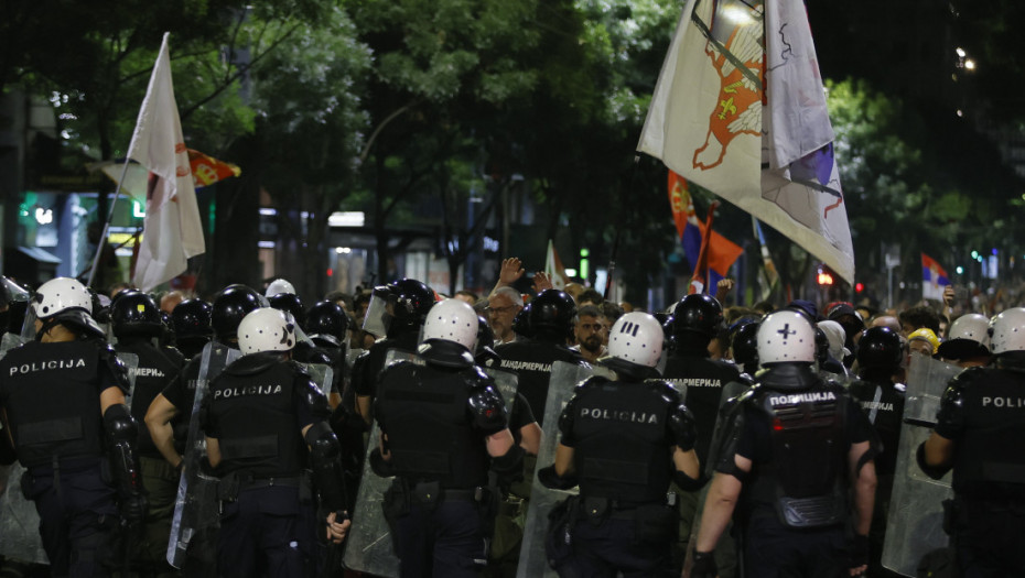 Luković: Na protestu povređeno 48 policajaca, privedeno 77 osoba