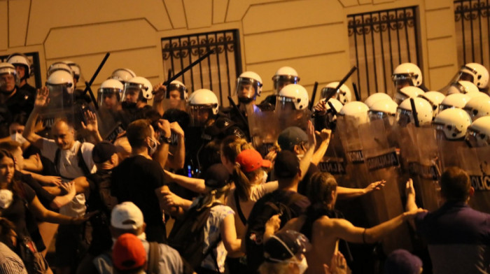 OJT: Tri osobe zadržane do 48 sati zbog napada na službeno lice tokom protesta u Beogradu