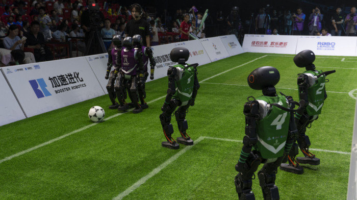 Revolucija najpopularnijeg svetskog sporta: Humanoidni roboti u Pekingu osvajaju publiku (FOTO)