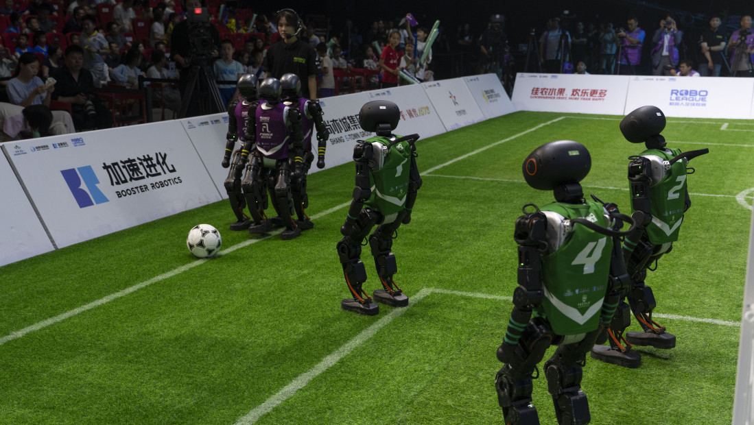 Revolucija najpopularnijeg svetskog sporta: Humanoidni roboti u Pekingu osvajaju publiku (FOTO)