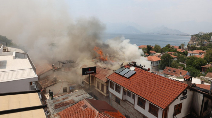 U jednom od najvećih turističkih mesta u Turskoj gori hotel: Požar se proširio na još dve zgrade