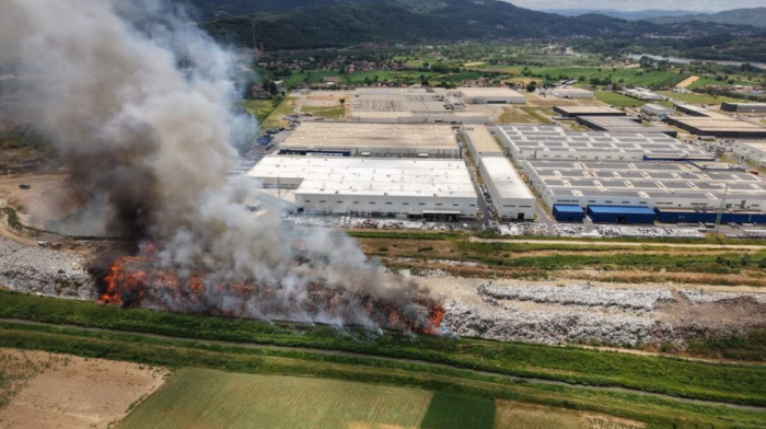 Požar na deponiji u Loznici i dalje aktivan: Nadležni zatrpavaju vatru zemljom, vanredna situacija proširena