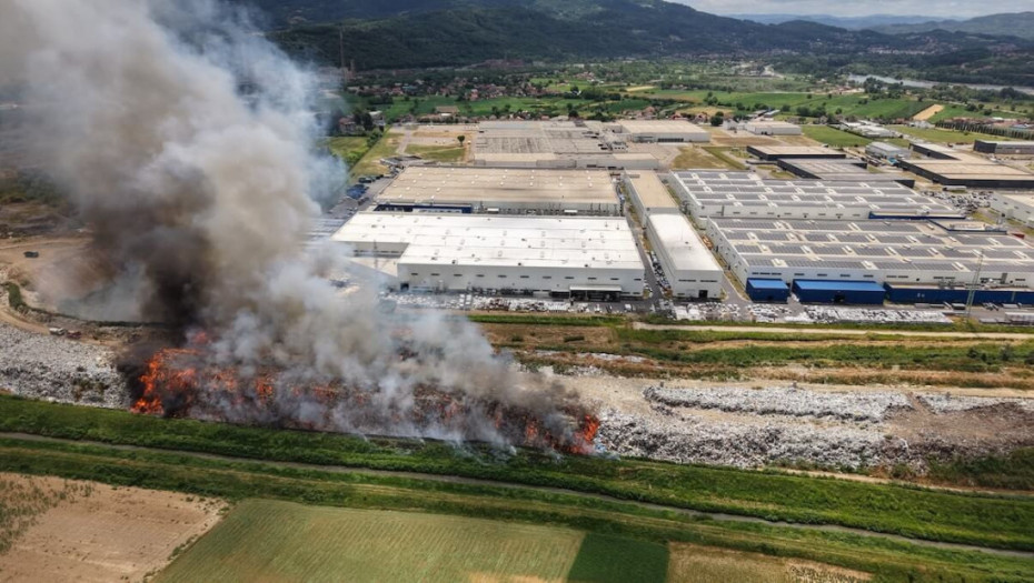 Požar na deponiji u Loznici i dalje aktivan: Nadležni zatrpavaju vatru zemljom, vanredna situacija proširena