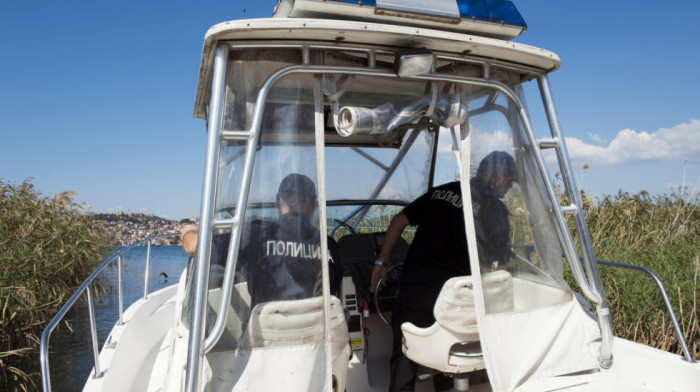 Policija spasila četiri osobe sa oštećene jedrilice u Ohridskom jezeru, veliki šumski požar kod Valandova