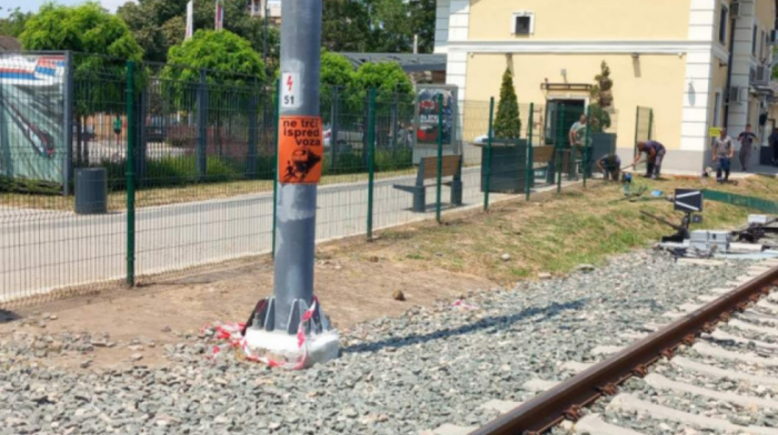 Hodanje po šinama zabranjeno i životno rizično: Železnice apeluju na građane da ne prilaze kolosecima