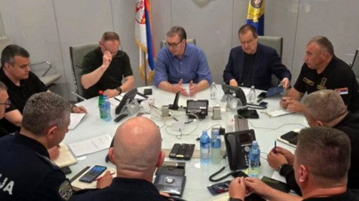 Vučić po povratku iz Španije posetio MUP: Policija podnosi veliki teret u borbi protiv huliganizma