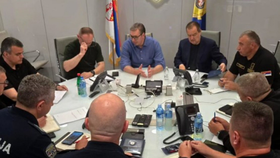 Vučić po povratku iz Španije posetio MUP: Policija podnosi veliki teret u borbi protiv huliganizma