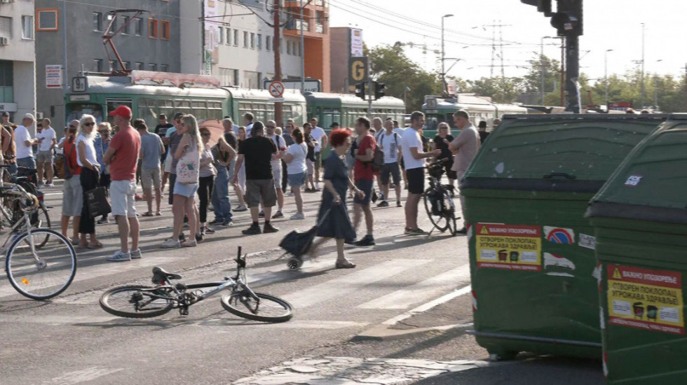 Saobraćaj u Beogradu uglavnom normalizovan: Ponovo blokiran ugao Ulice Jurija Gagarina i Gandijeve, skup i kod Pravnog