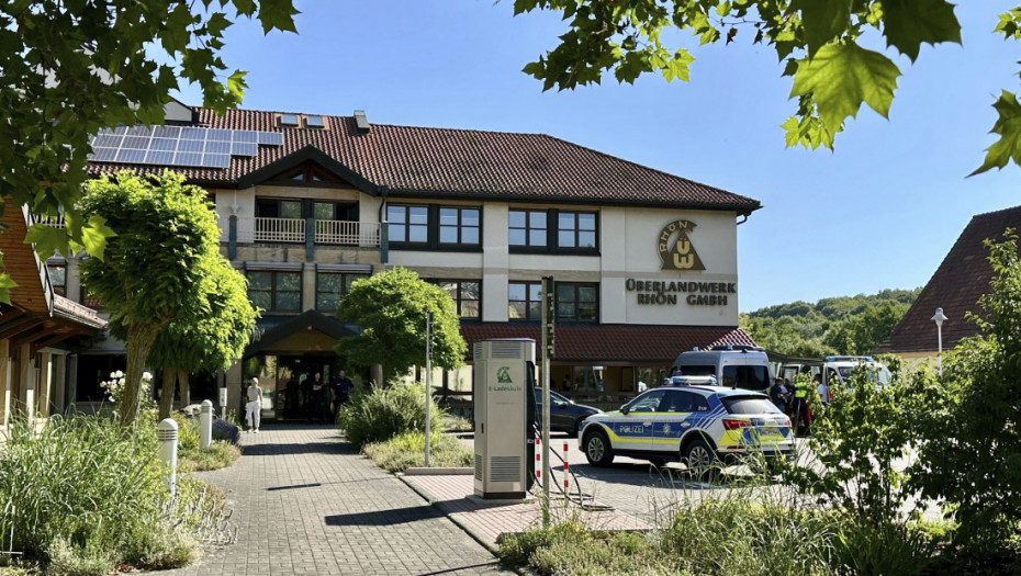 U napadu nožem u Nemačkoj jedna žena (59) stradala na licu mesta, dvoje teško povređeno: Napadač bio zaposlen u firmi?