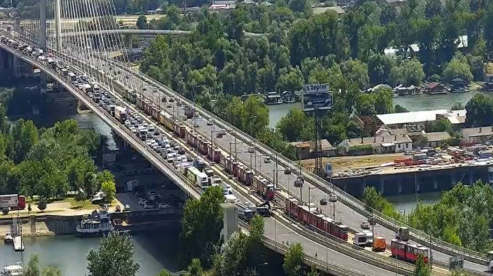 Kolaps na Mostu na Adi: Tramvaji stoje, automobili se kreću usporeno