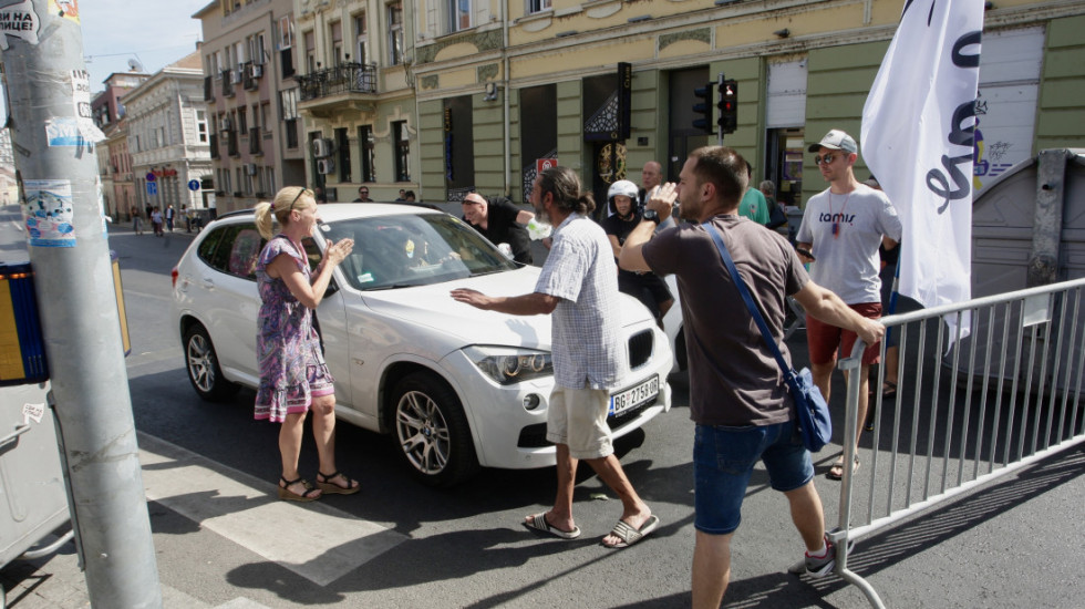 Incident u Zemunu: Automobil pokušao da prođe kroz blokadu, povređena žena, razbijena stakla na vozilu