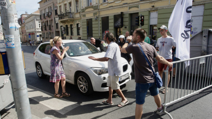 Incident u Zemunu: Automobil pokušao da prođe kroz blokadu, povređena žena, razbijena stakla na vozilu