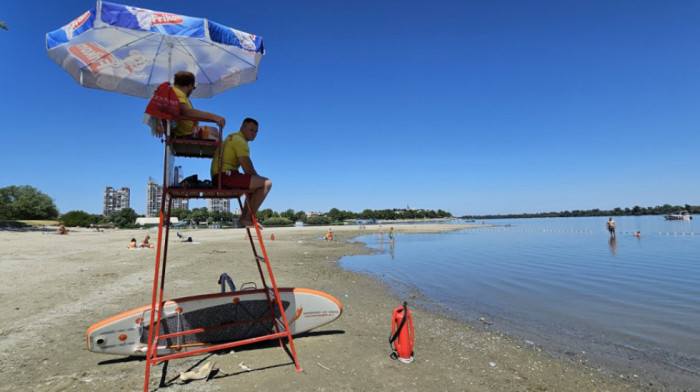 Letnja sezona na Lidu počela: Građani na plaži, ali zbog niskog Dunava neki kažu da se "može prošetati do Gardoša"