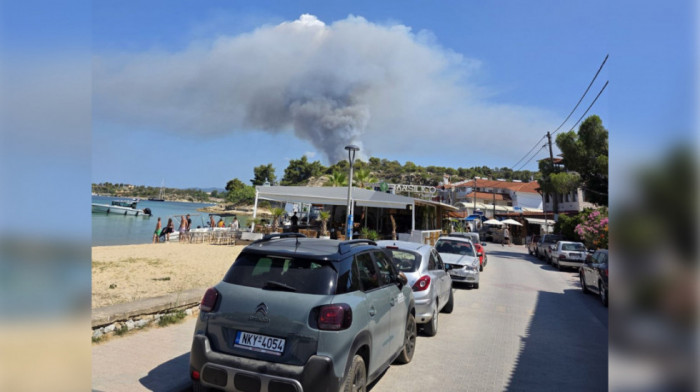 Veliki požar na Sitoniji: Turisti koji se nalaze u mestu Vurvuru da se evakuišu ka Nikitiju