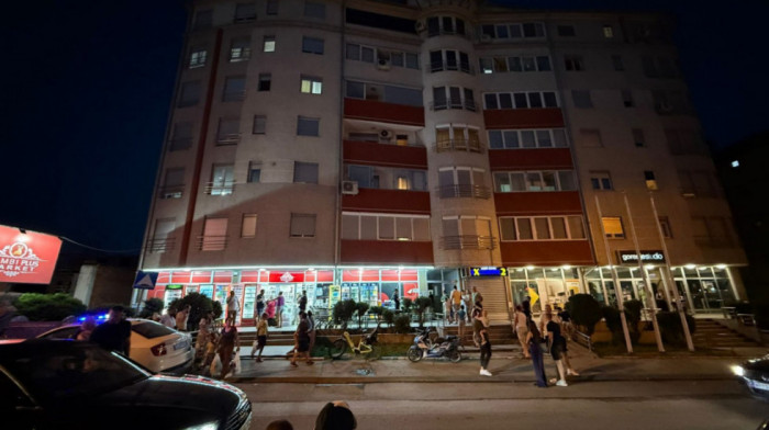 Drama u centru Novog Pazara: Dete (7) palo sa petog sprata zgrade, transportovano za Beograd na lečenje