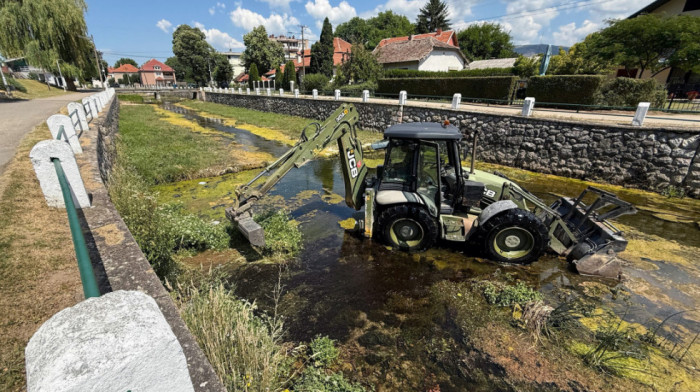 Vojnici Vojske Srbije na terenu: Čiste reku u opštini Bela Palanka i saniraju puteve